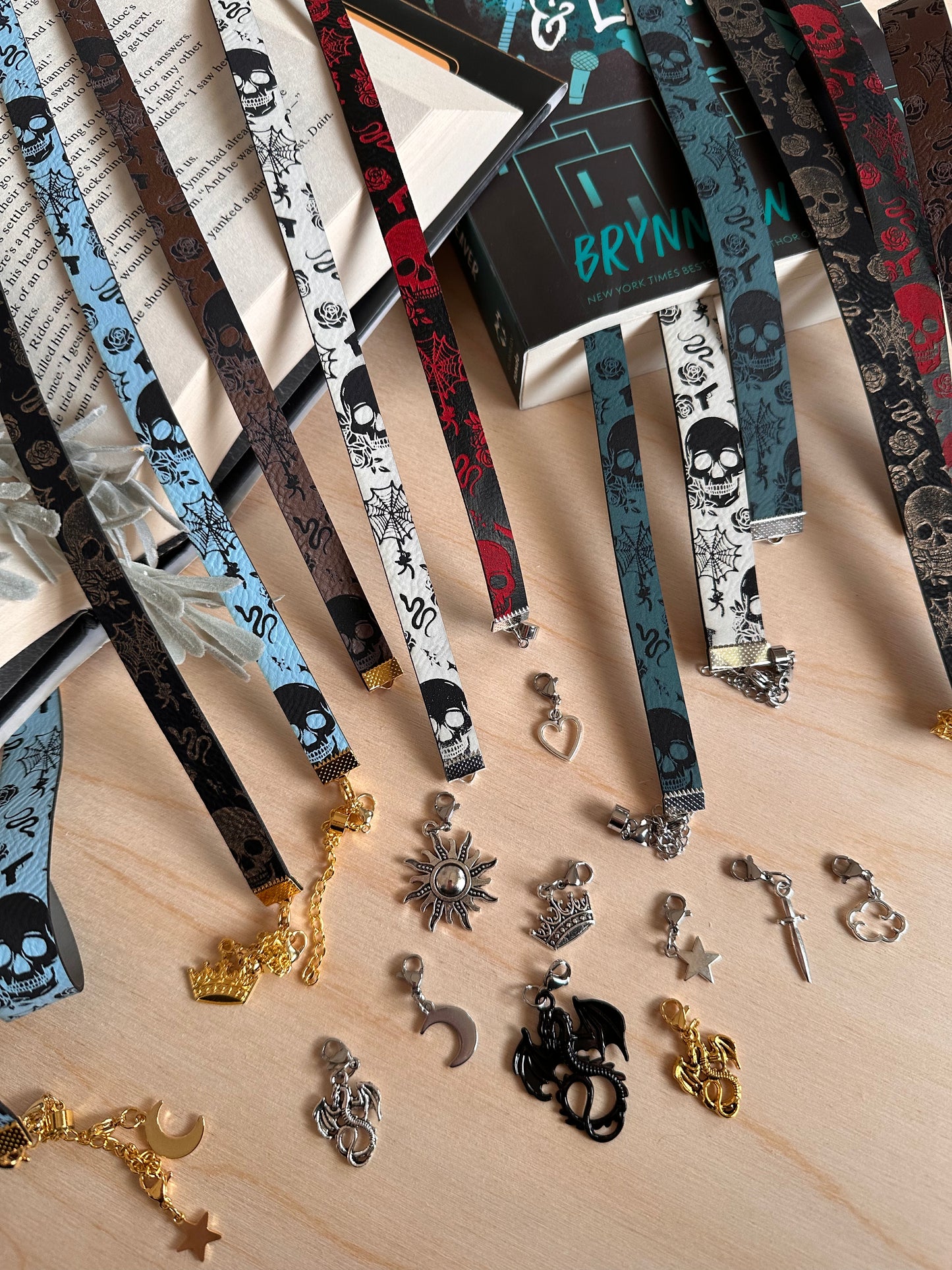 Bookmark Bracelet - Dark Engraving